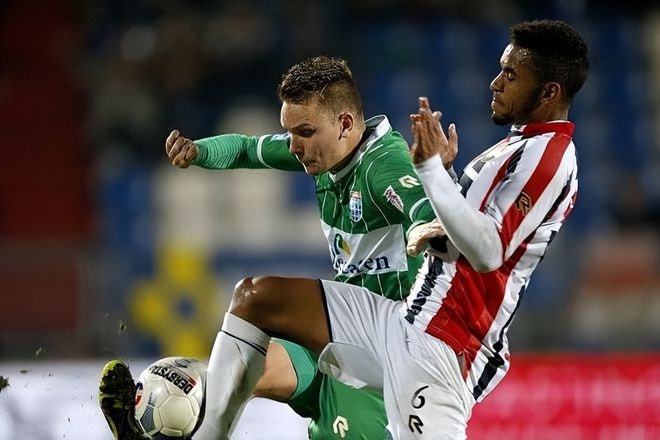 球队中脱颖 球队中脱颖